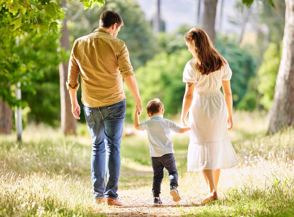 viele Kinder rennen auf einer Wiese