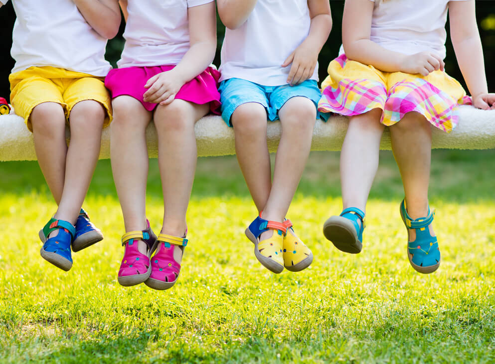 Kind steht auf einer Wiese Kopf