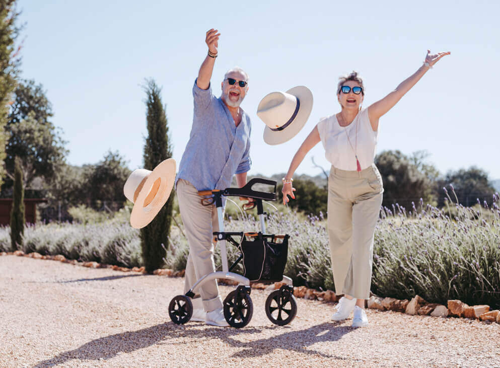 Paar mit Rollator freut sich des Lebens