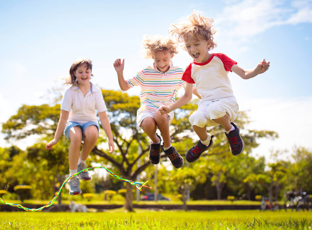 Pflegebetten vor einem Fenster ohne Person