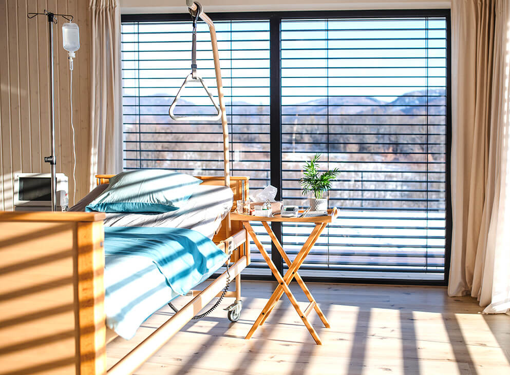 Pflegebetten vor einem Fenster ohne Person