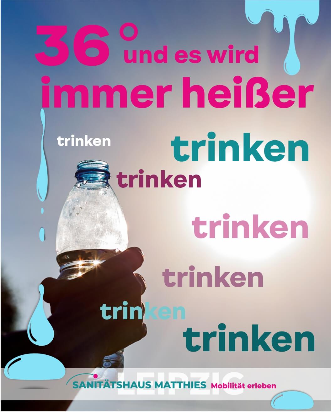 Frau mit warmen Tee sitzt vorm Kamin