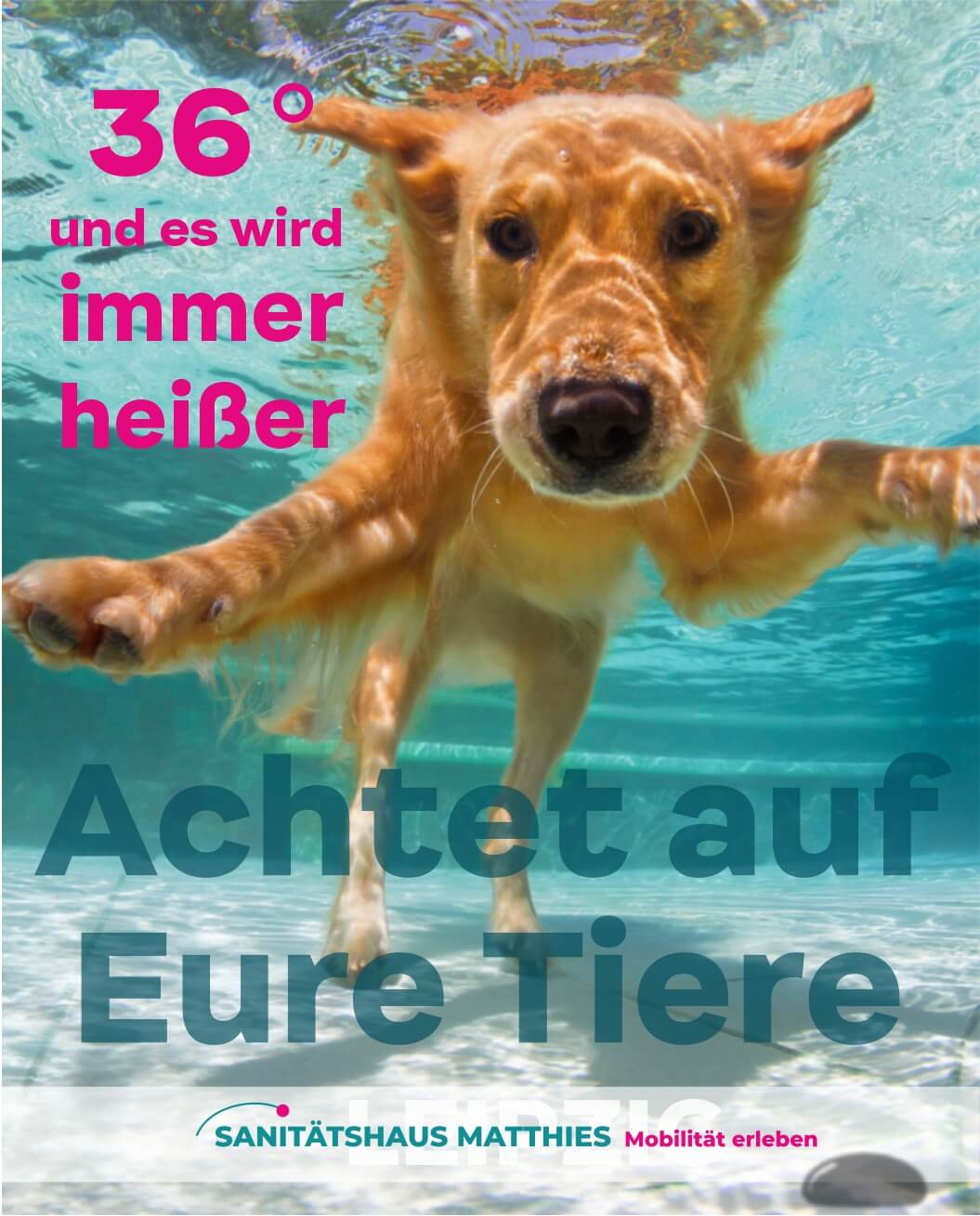 Frau mit warmen Tee sitzt vorm Kamin