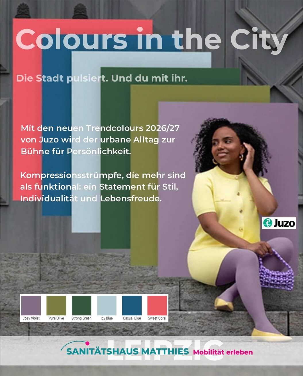 Frau mit warmen Tee sitzt vorm  Kamin