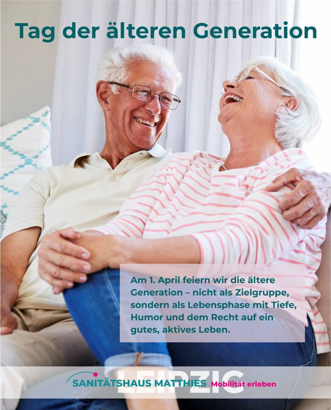 Frau mit warmen Tee sitzt vorm  Kamin