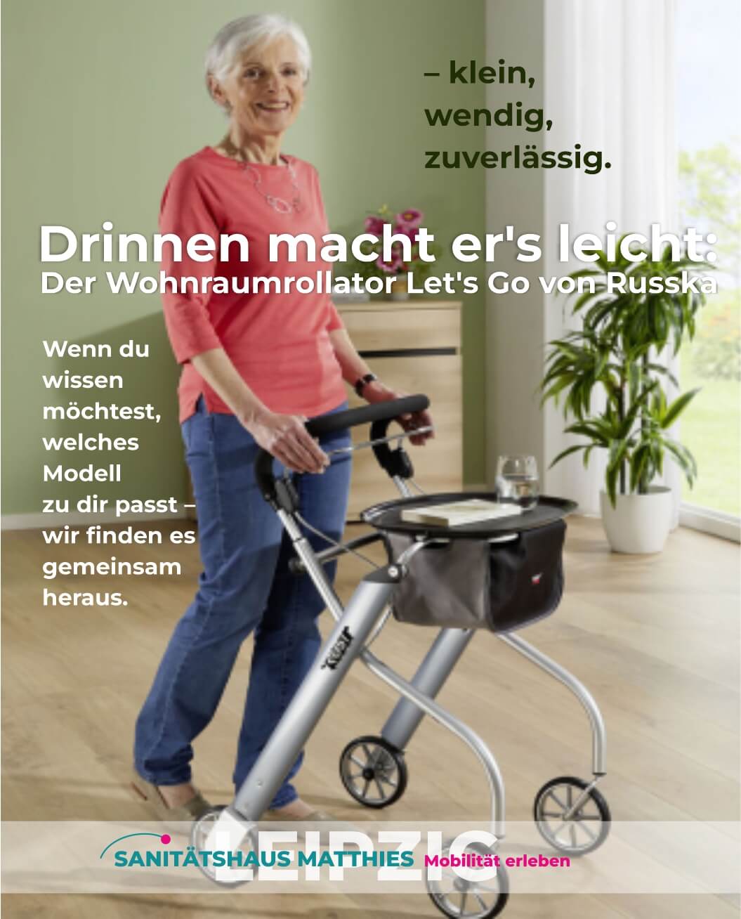 Frau mit warmen Tee sitzt vorm  Kamin