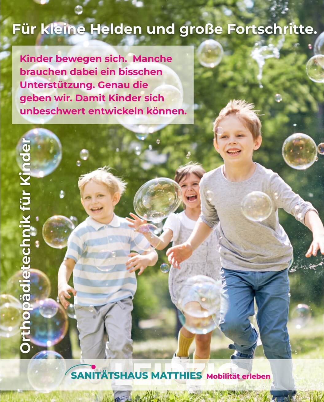 Frau mit warmen Tee sitzt vorm Kamin