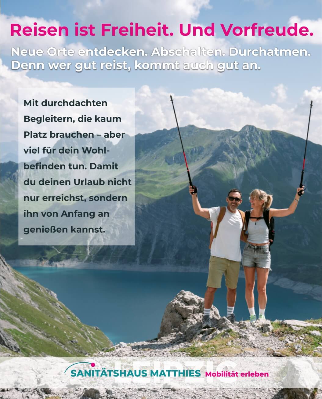 Frau mit warmen Tee sitzt vorm Kamin