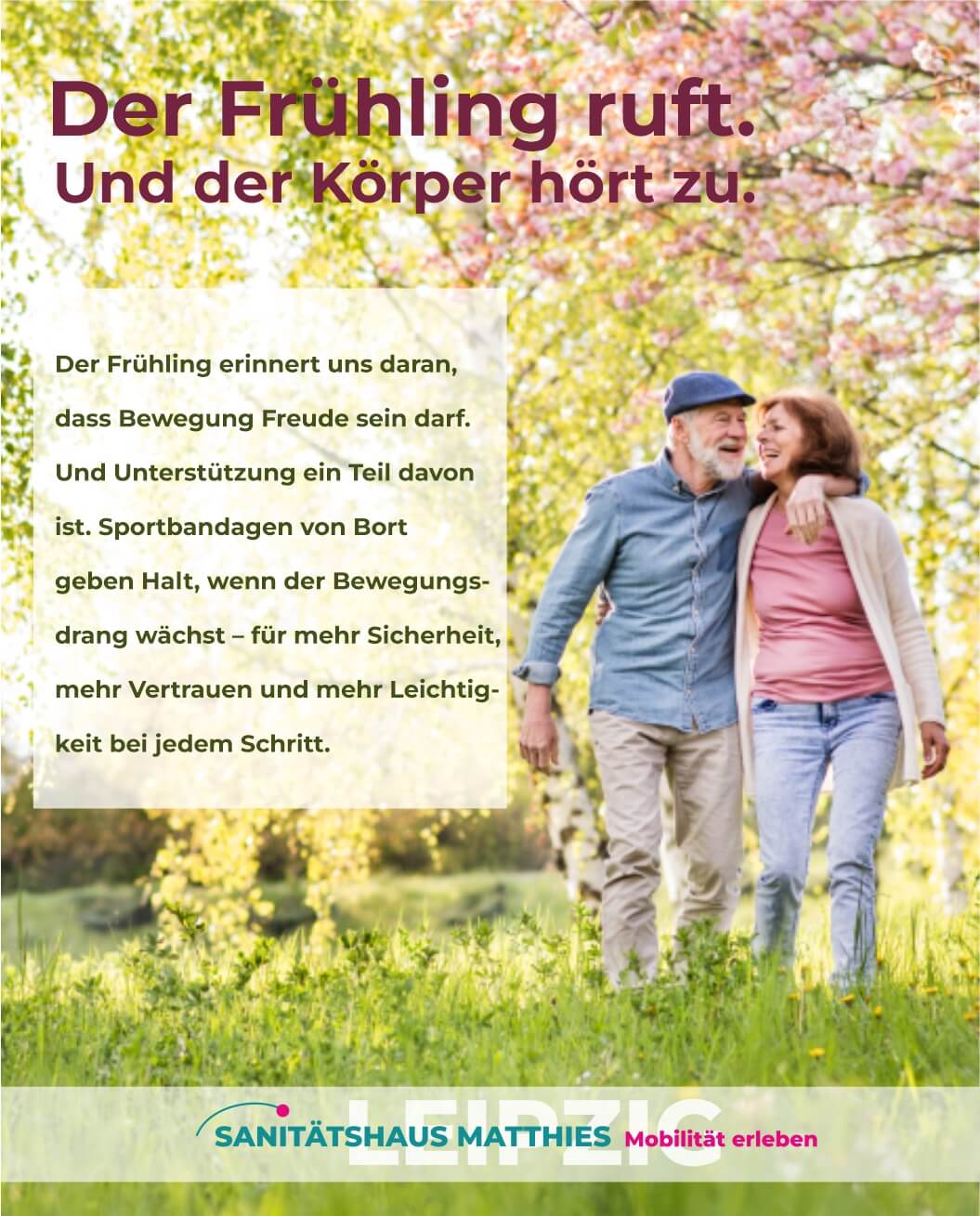 Frau mit warmen Tee sitzt vorm  Kamin