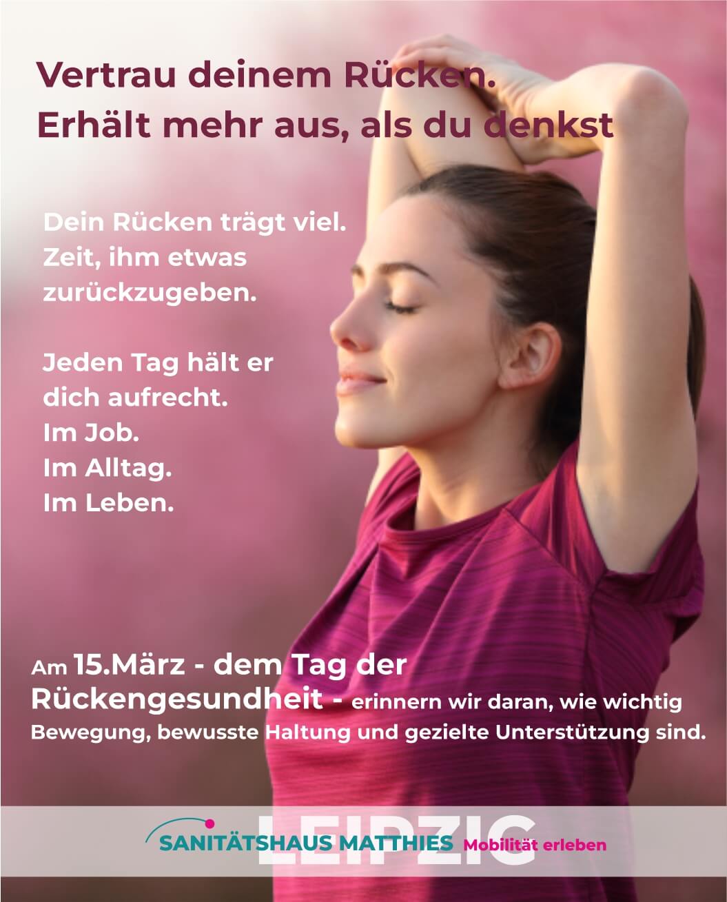 Frau mit warmen Tee sitzt vorm  Kamin