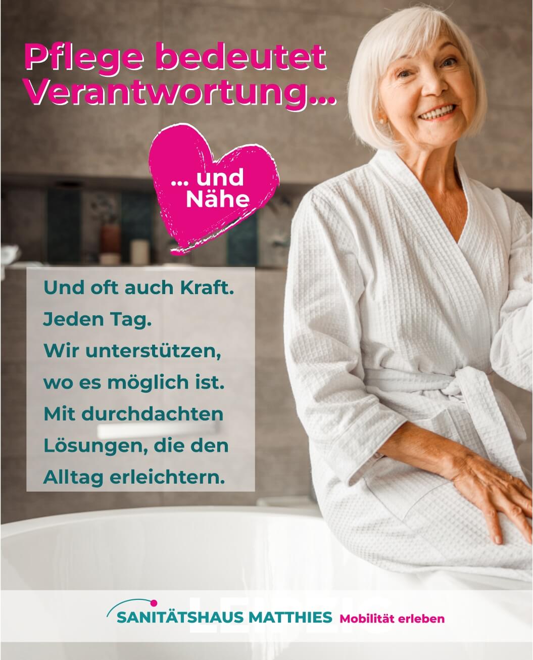 Frau mit warmen Tee sitzt vorm  Kamin