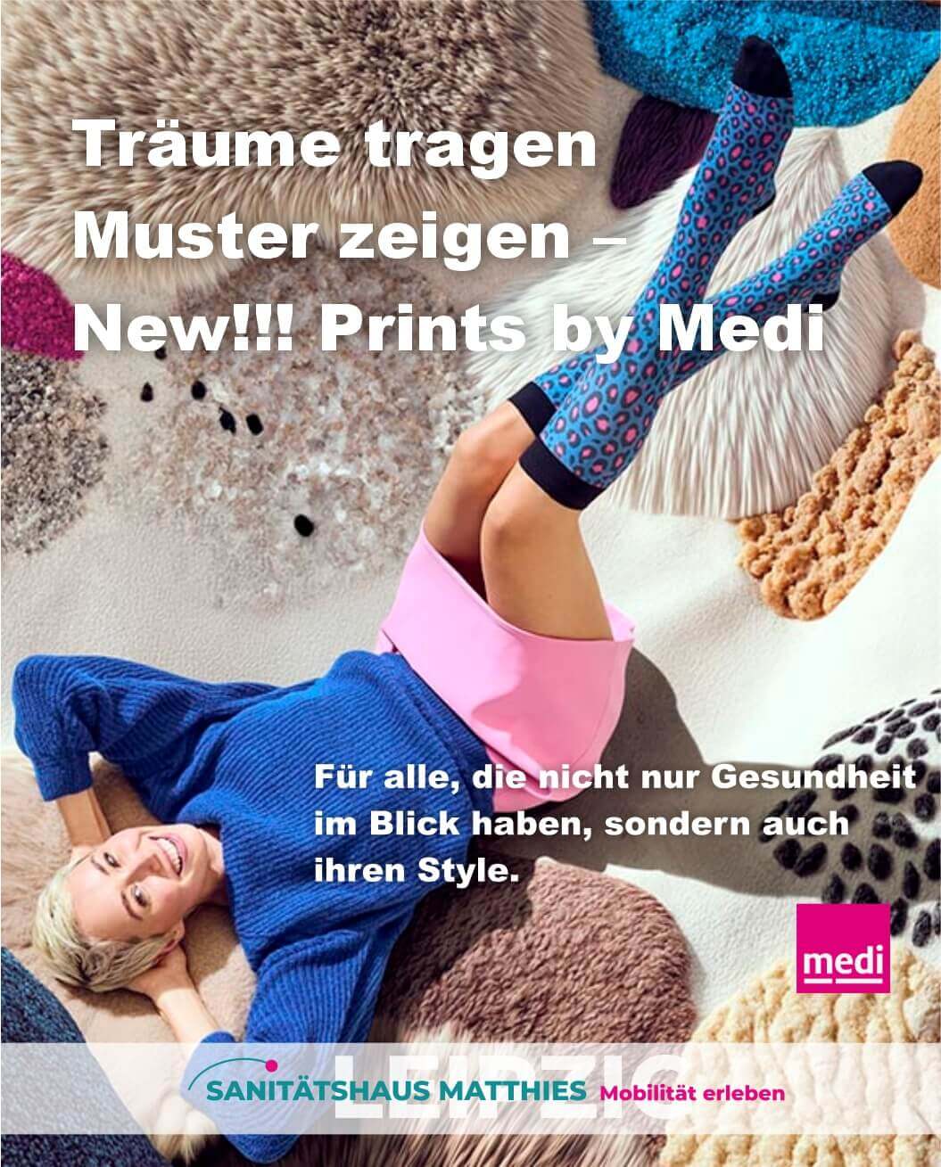 Frau mit warmen Tee sitzt vorm  Kamin