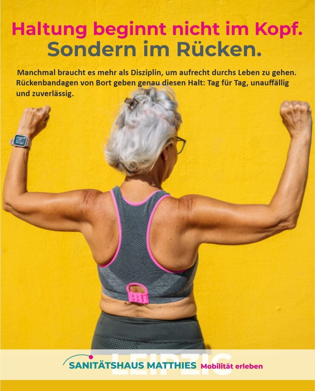 Frau mit warmen Tee sitzt vorm  Kamin