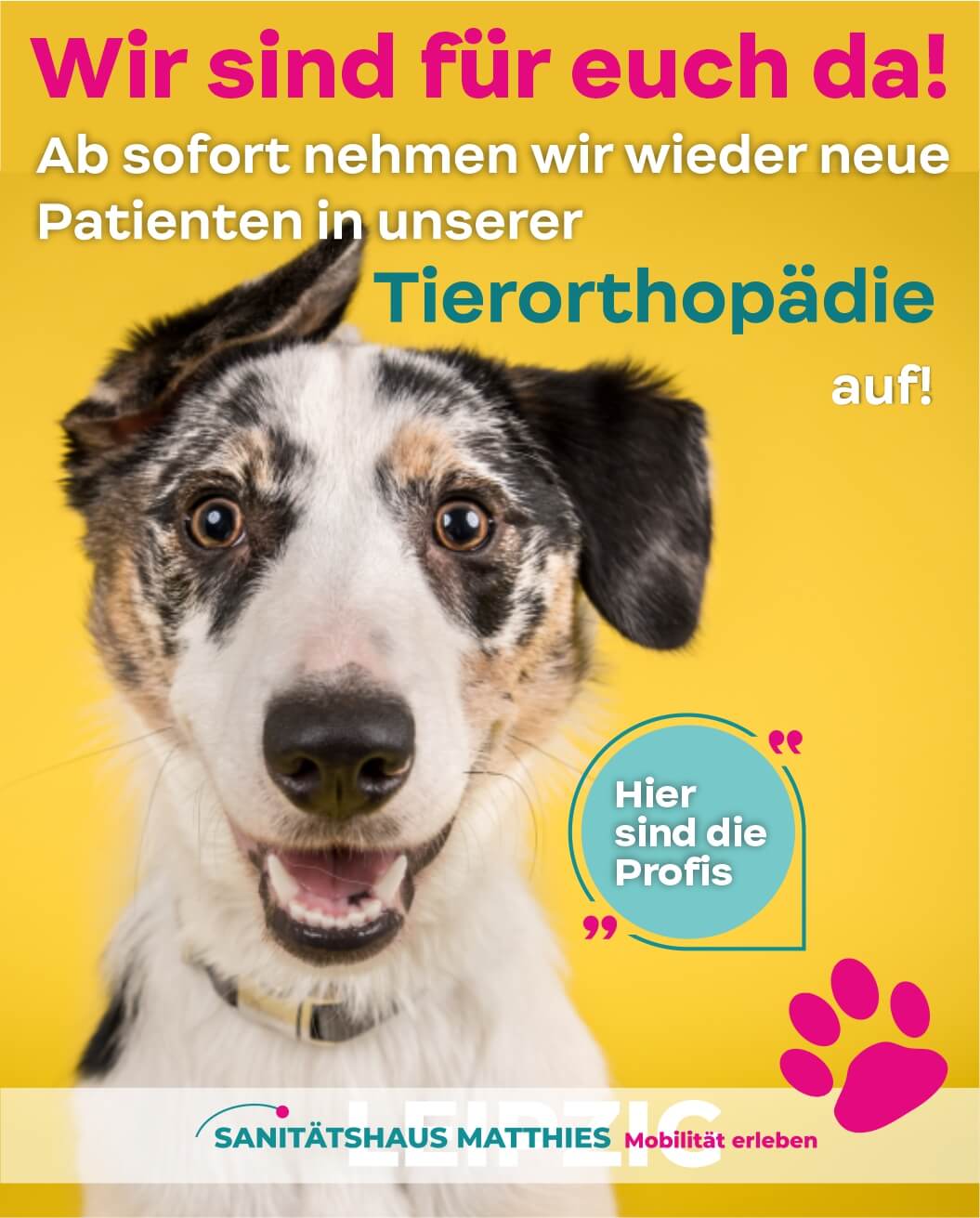 Frau mit warmen Tee sitzt vorm Kamin