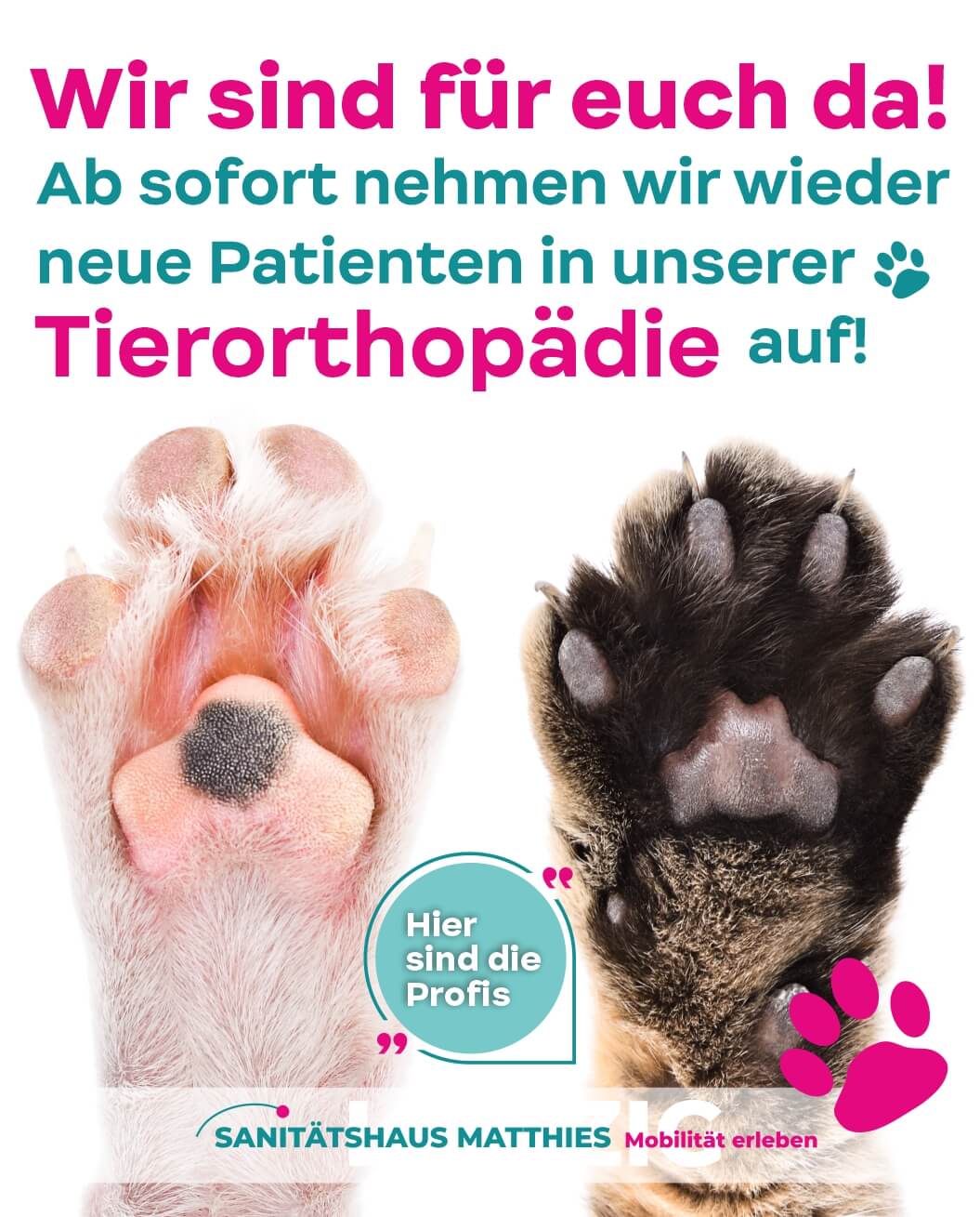 Frau mit warmen Tee sitzt vorm Kamin