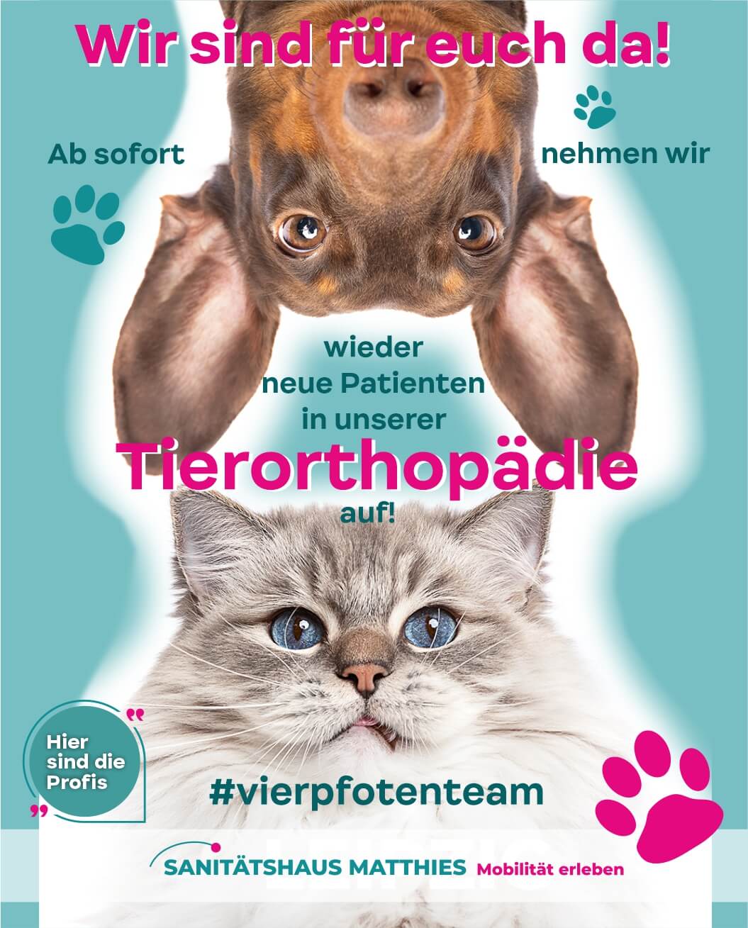 Frau mit warmen Tee sitzt vorm Kamin