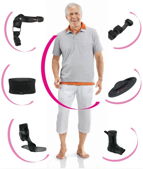 Pflegebetten vor einem Fenster ohne Person