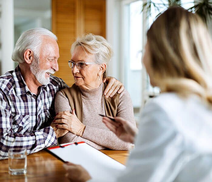 Beratung eines älteren Paares in der Pflege