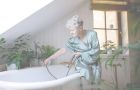 seniorin-sitzt-auf-Badewannenrand