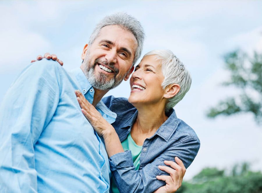 älteres Paar lacht fröhlich