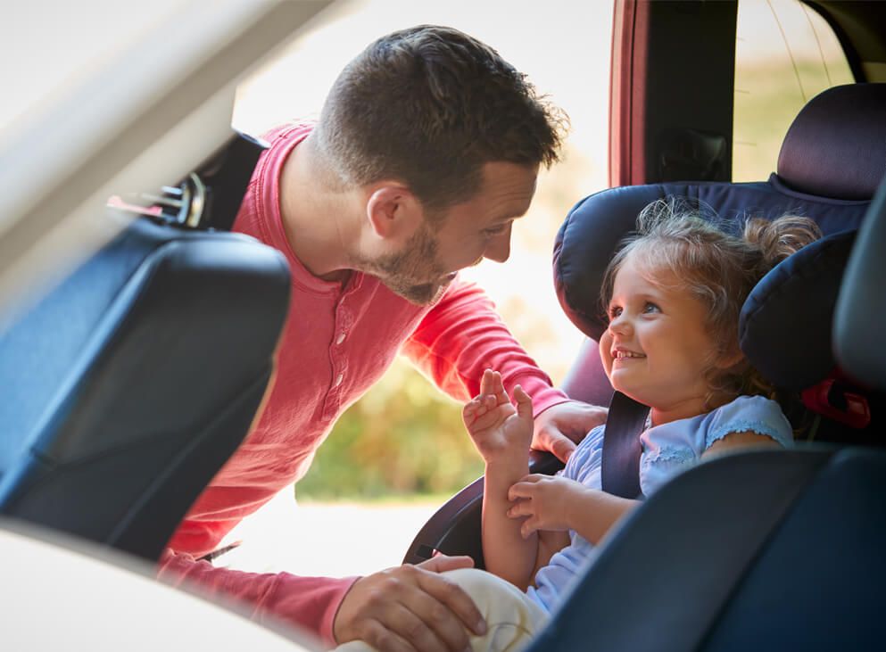 Pflegebetten vor einem Fenster ohne Person