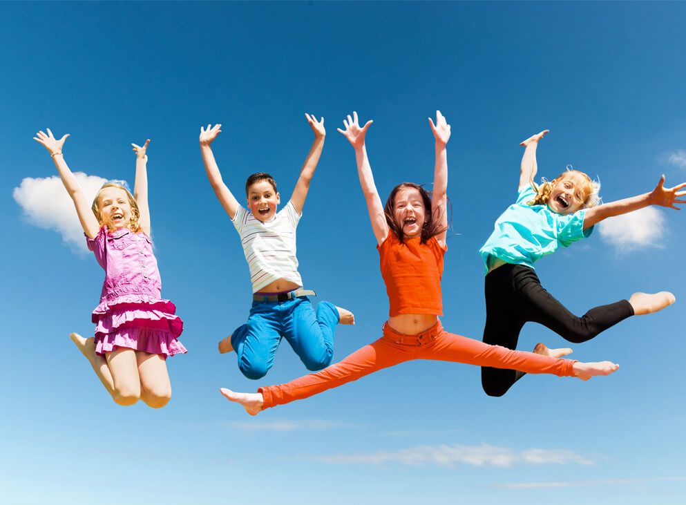Kinder springen in die Luft vor blauem Himmel