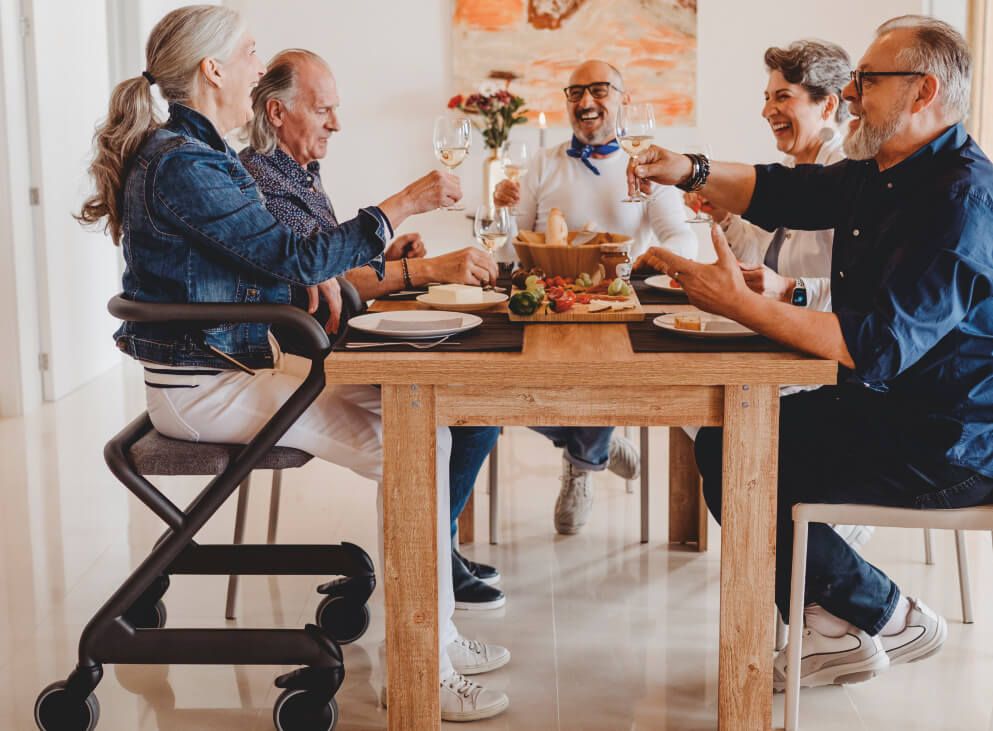 Paar mit Rollator freut sich des Lebens
