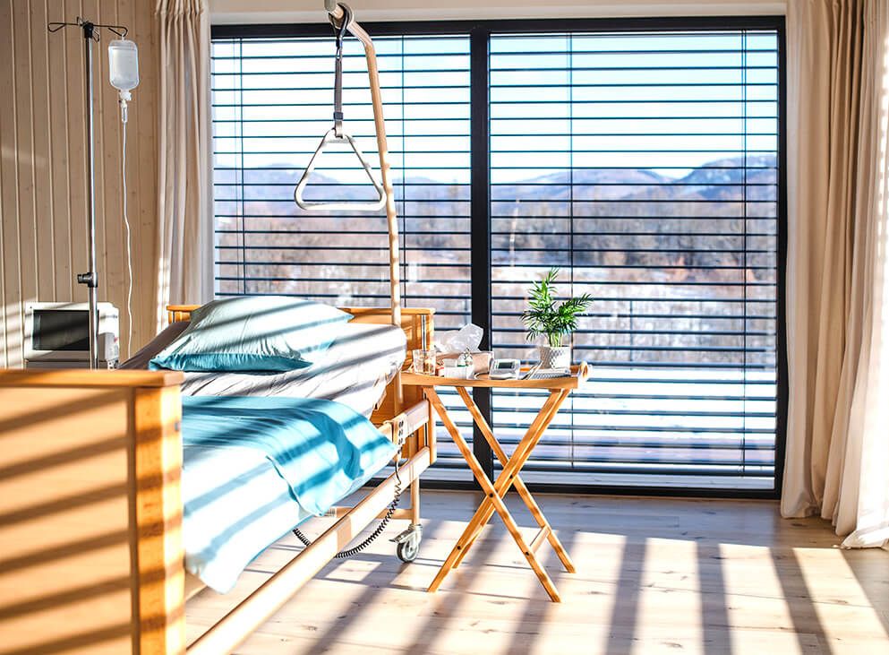 Pflegebetten vor einem Fenster ohne Person