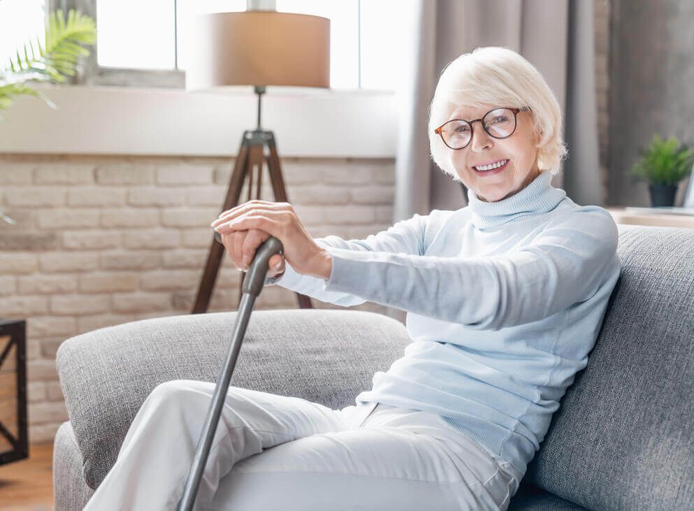 Pflegebetten vor einem Fenster ohne Person