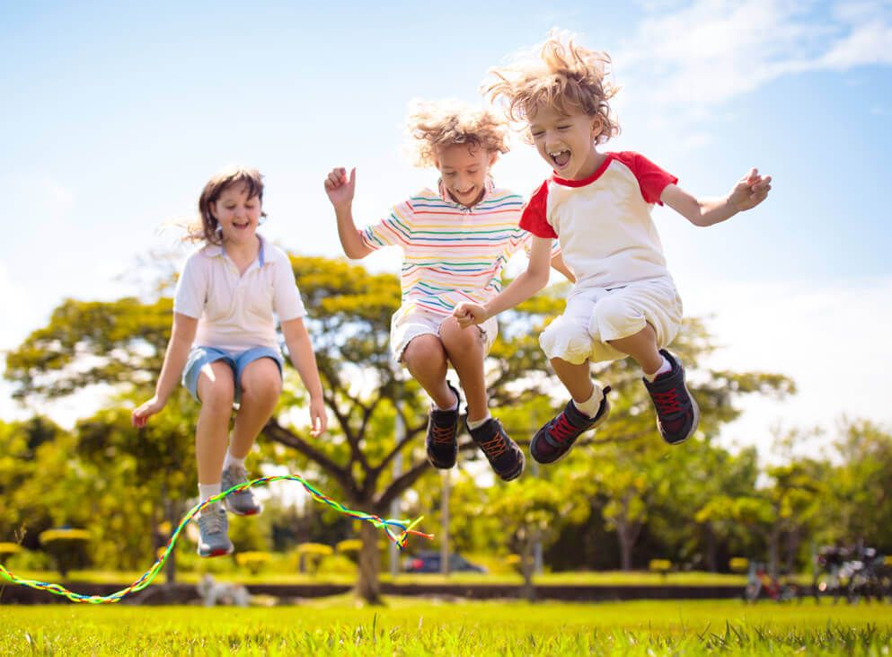 Pflegebetten vor einem Fenster ohne Person