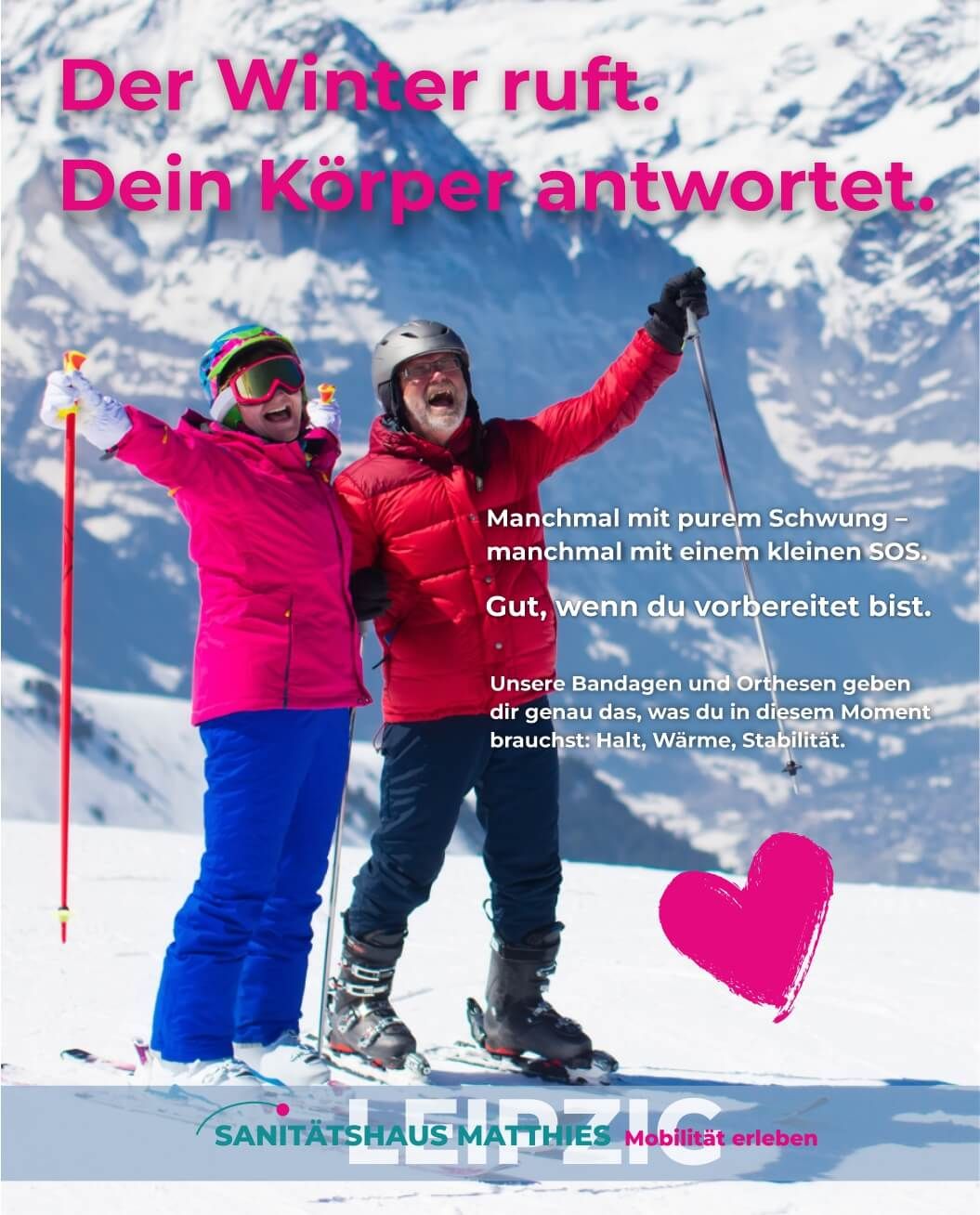 Frau mit warmen Tee sitzt vorm  Kamin