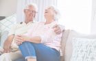 seniorenpaar-auf-couch