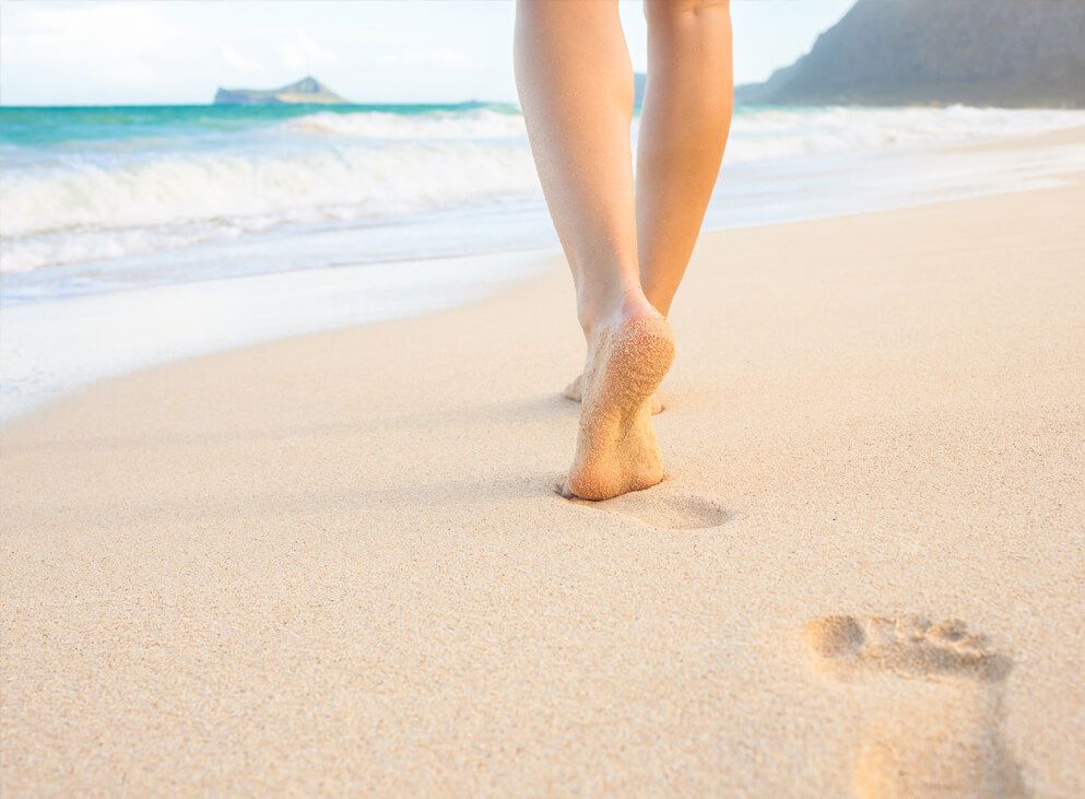 Pflegebetten vor einem Fenster ohne Person