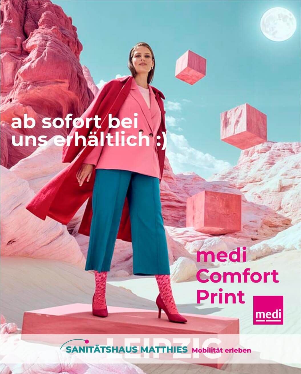 Frau mit warmen Tee sitzt vorm  Kamin