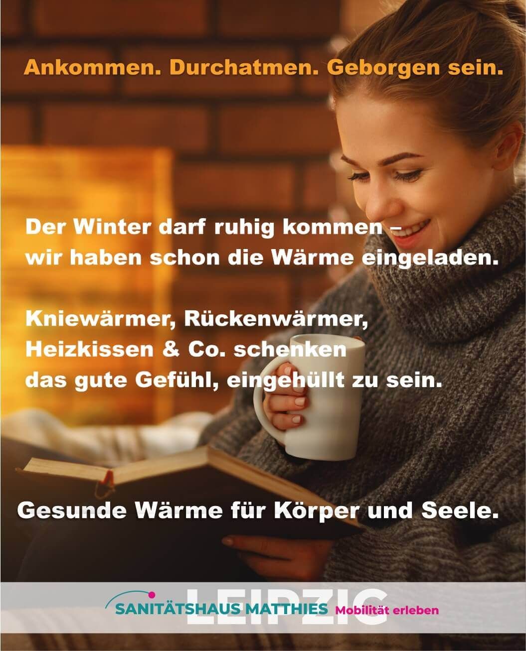 Frau mit warmen Tee sitzt vorm  Kamin