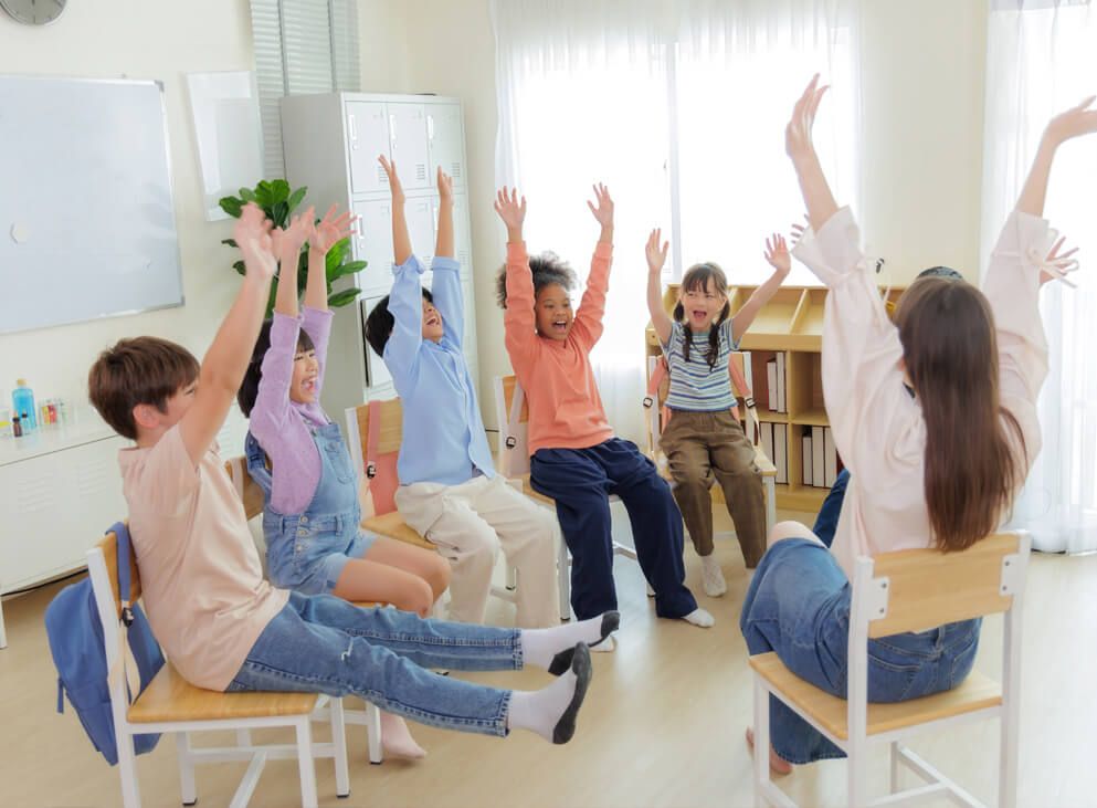 2 Kinder auf einem Bobbicar