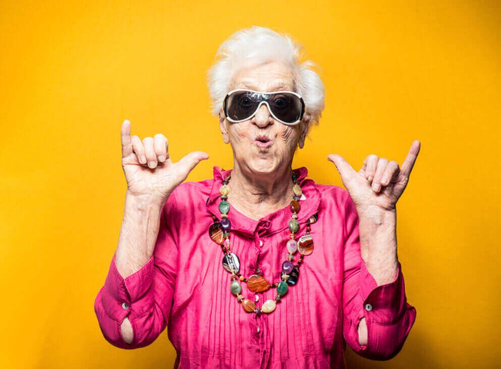 Pflegebetten vor einem Fenster ohne Person